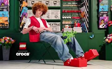 Crocs Rilis Sandal Kolaborasi LEGO