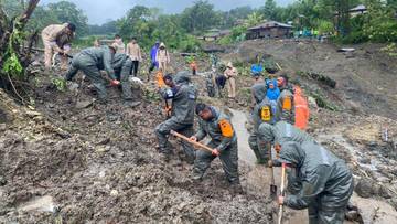 Satbrimob Polda NTT Cari Korban Longsor Goreng Meni