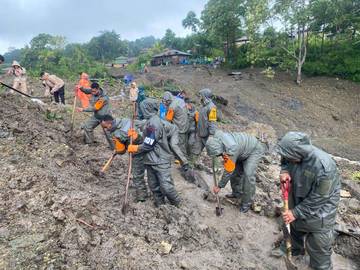 Belasan Rumah Rusak Longsor Kampung Tuwa Manggarai Timur