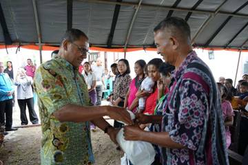 Wagub NTT Serahkan Bantuan kepada Korban Bencana 