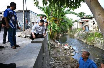 Warga Kayu Putih Swadaya Memperbaiki Penahan Bantaran Kali 