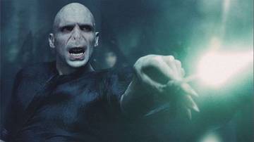 Ralph Fiennes Tanggapi Isu Voldemort Serial