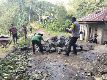 Bhabinkamtibmas Bantu Pembangunan Rumah Bantuan Kapolda NTT