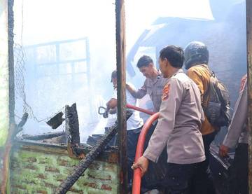 Polres Alor Bantu Padamkan Kebakaran di Kalabahi 