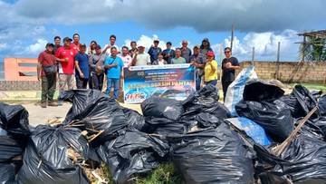 PWI NTT Gelar Baksos Pantai Oesapa Kupang