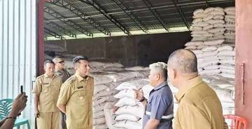 Bupati Paulus Tinjau Pupuk dan Harga Kebutuhan Pokok