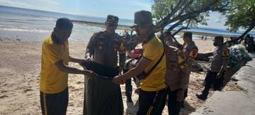 Polres Sumba Timur Serentak Bersihkan Pantai Wisata
