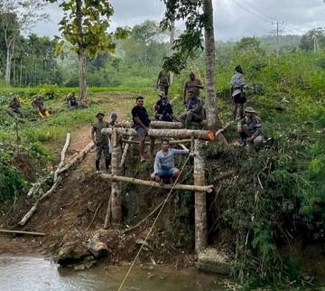 Brimob Polda NTT Bangun Jembatan di  Wewewa Timur