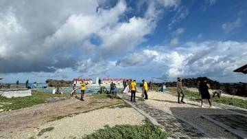 Polres Rote Ndao Bersihkan Wisata Pantai Tiang Bendera