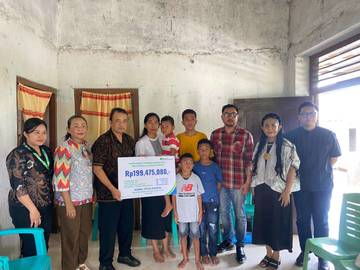 BPJS Ketenagakerjaan NTT dan RSIA Dedari Serahkan Santunan 