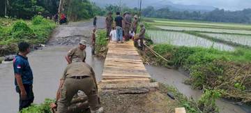 Brimob NTT dan Polsek Wewaria Perbaiki Jembatan Darurat