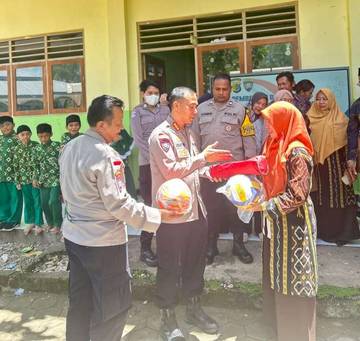 Polda NTT Salurkan Bantuan Pendidikan di MI Al-Anshor 