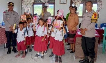 Polres Sumba Timur Salurkan Alat Tulis Siswa SD