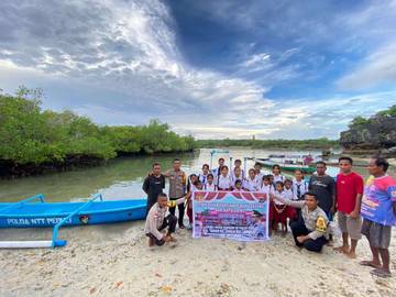 Bantuan Perahu Sampan untuk Pelajar di Rote Ndao