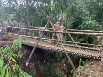 Brimob  NTT Perbaiki Jembatan Penghubung di Kampung Kedutu