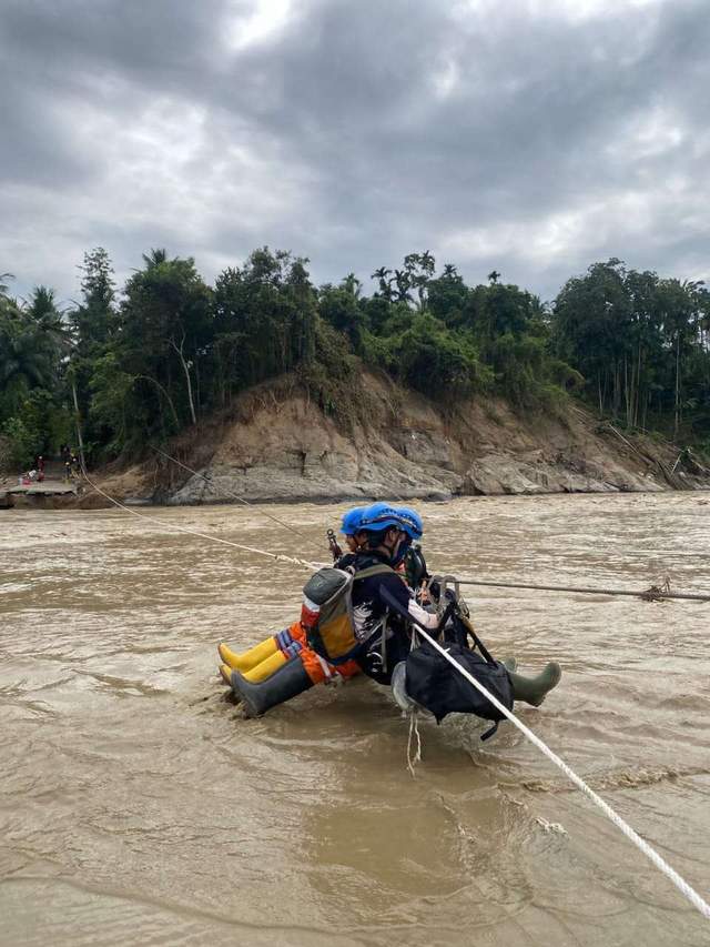 Pengorbanan Sunyi Para Malaikat Cahaya PLN Pasca Banjir