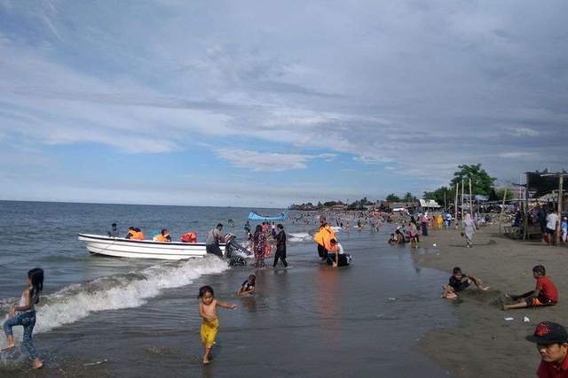 Libur Sekolah, Pantai Ujung Blang Ramai Pengunjung