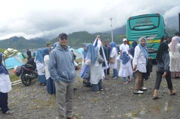 Jalin Silaturahmi, Keluarga Besar SMAN 1 Nikmati Liburan  