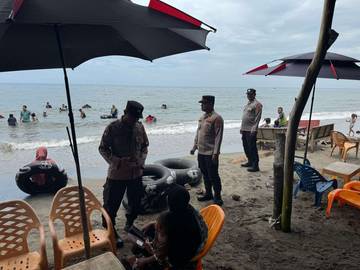 Polres Lhokseumawe Patroli di Pantai Ujung Blang