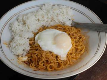 Tips Makan Mie Instan dengan Nasi agar Lebih Sehat, Yuk Simak