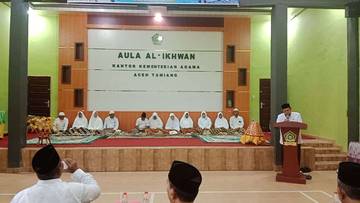 Kankemenag Aceh Tamiang Peusijuk Keluarga Besarnya yang Melaksanakan Haji