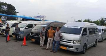Menuju Banda Aceh, Jamaah Haji Aceh Timur Gunakan Hiace