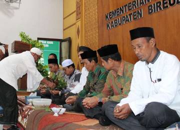 Kemenag Bireuen Peusijuk Sejumlah Jemaah Calon Haji