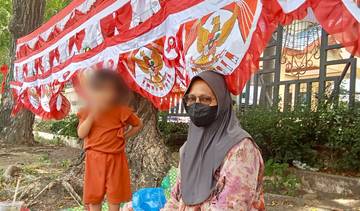 Di Bawah Bendera, Ibu Muda Bertahan Hidup