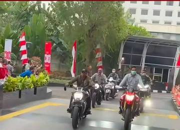 Mencengangkan, Emmanuel Ebeineizer Koleksi Moge dan Mobil Mewah