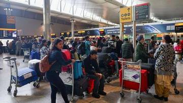 Bandara Inggris Kena Serang, Puluhan Penerbangan Dibatalkan 
