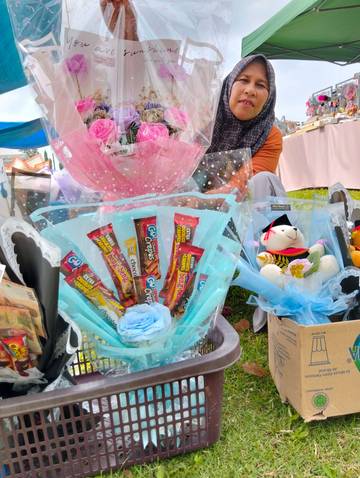 Buk Yah, Penjual Hand Bucket Kreatif Krueng Geukueh