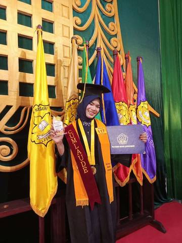 Anak Buruh Pelabuhan Ukir IPK Tertinggi