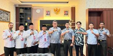 Kakankemenag Aceh Timur Serahkan Rekom Paspor Jemaah Haji