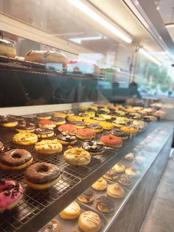 Donat Warna-Warni yang Menggugah Selera di Etalase Toko