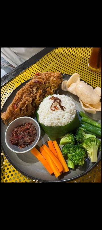 Nikmatnya Ikan Goreng Nasi Hangat dan Sayuran Segar