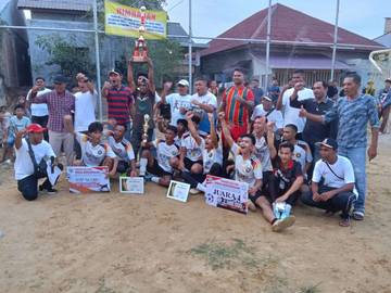 Kapiten Yusuf Raih Juara Sepak Bola Antar Dusun