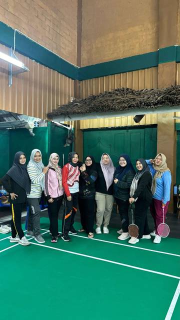 Rutinitas Bugar dengan Bermain Badminton