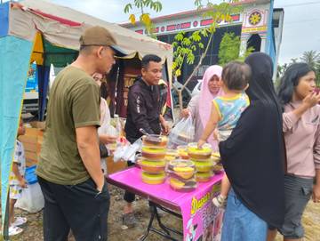Mama Dewi Bantu Warga dengan Jual Bolu Murah