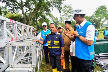 Pulihkan Listrik di Aceh, Menteri Bahlil Tinjau Progres Tower Emergency