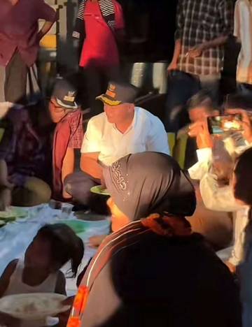 Makan Bersama Pengungsi Bupati Aceh Utara Katakan Stock Beras Bantuan Cukup
