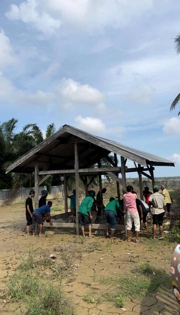 Mahasiswa KKN Unimal Gotong Royong Perbaiki TPU