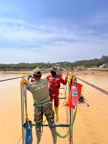 TNI dan Warga Bangun Jembatan Gantung di Aceh Tamiang