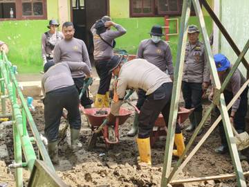 Polisi Bersihkan MTsN 10 Sawang Pascabanjir