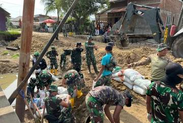 Gotong-royong TNI, Mahasiswa, dan Warga Pulihkan Akses Jalan