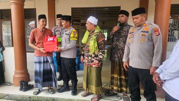 Santri Dayah Terpadu Nurul Islam Terima Bantuan dari Kapolres