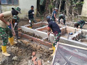 Prajurit TNI Renovasi SDN 19 Tanah Jambo Aye Pascabanjir