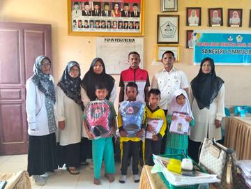 PDI Perjuangan Salurkan School Kit ke Korban Banjir