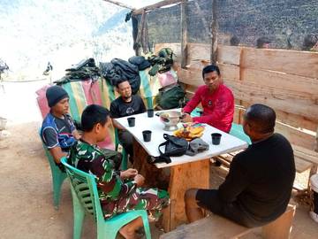 Kedekatan Masyarakat Sanepa dengan Personel Satgas Yonif 113/JS