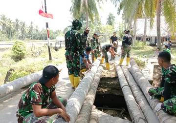 TNI Perbaiki Jembatan Rusak di Bluka Teubai