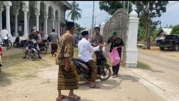 Mahasiswa KKN-PPM Gelar Jumat Berkah di Kedeu Blang